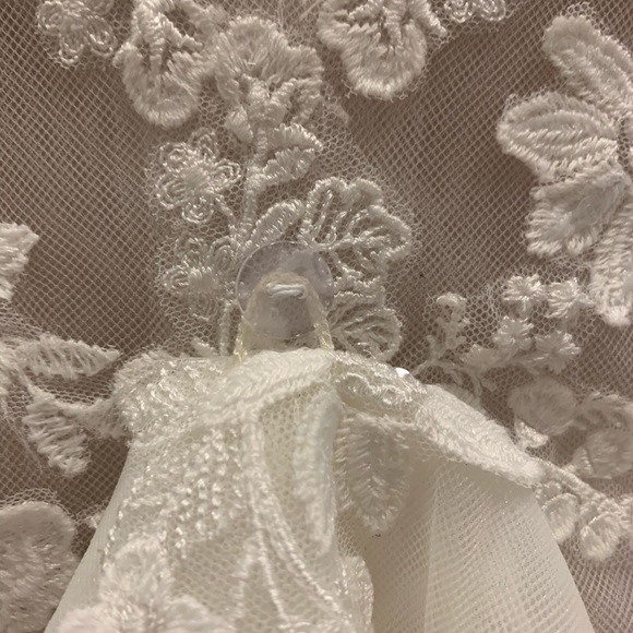 Beautiful wedding dress, veil and slip… worn once. - Picture 11 of 15